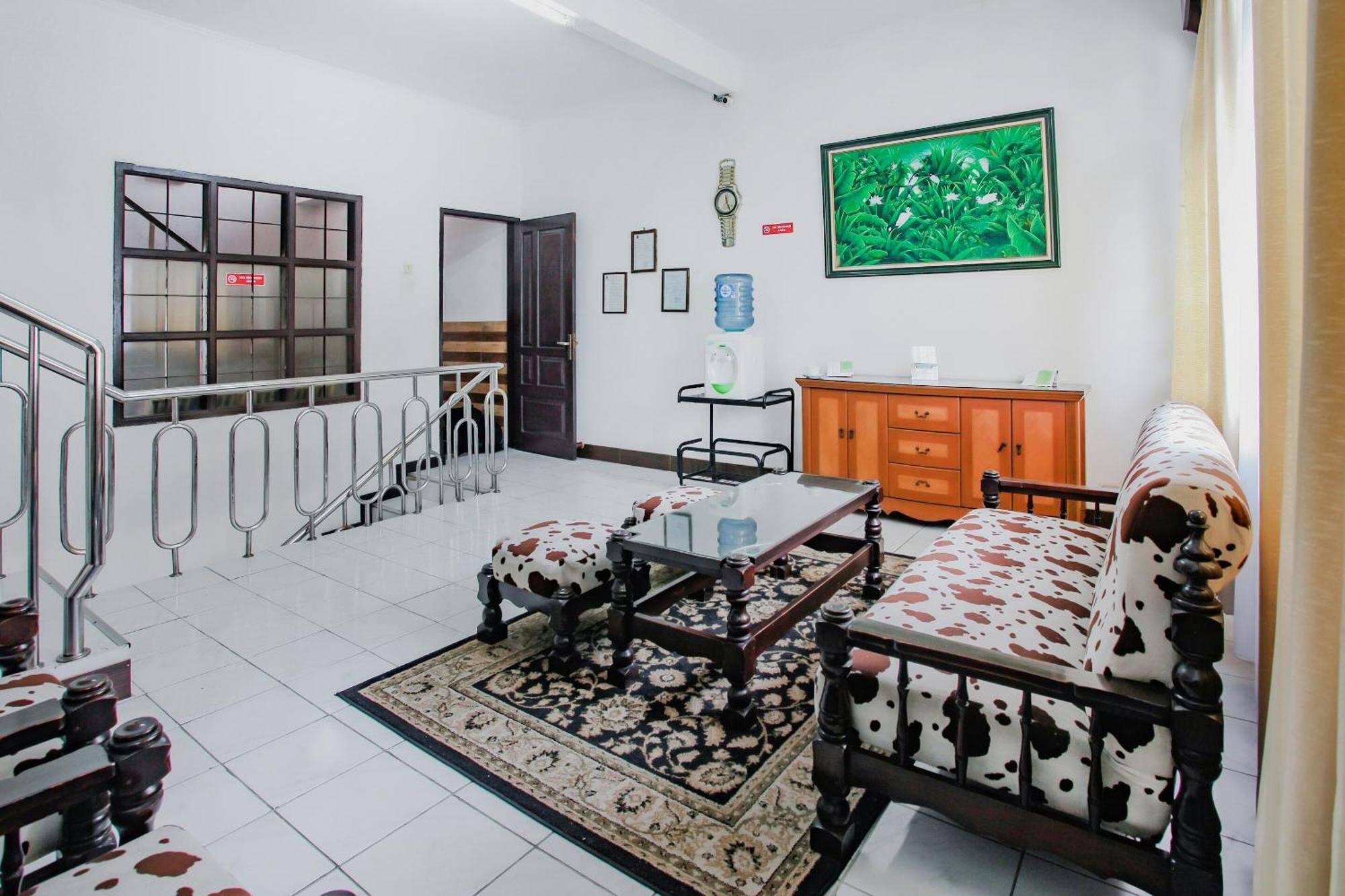 Oyo Life 90091 Wisma Pakuan Syariah Bogor Esterno foto
