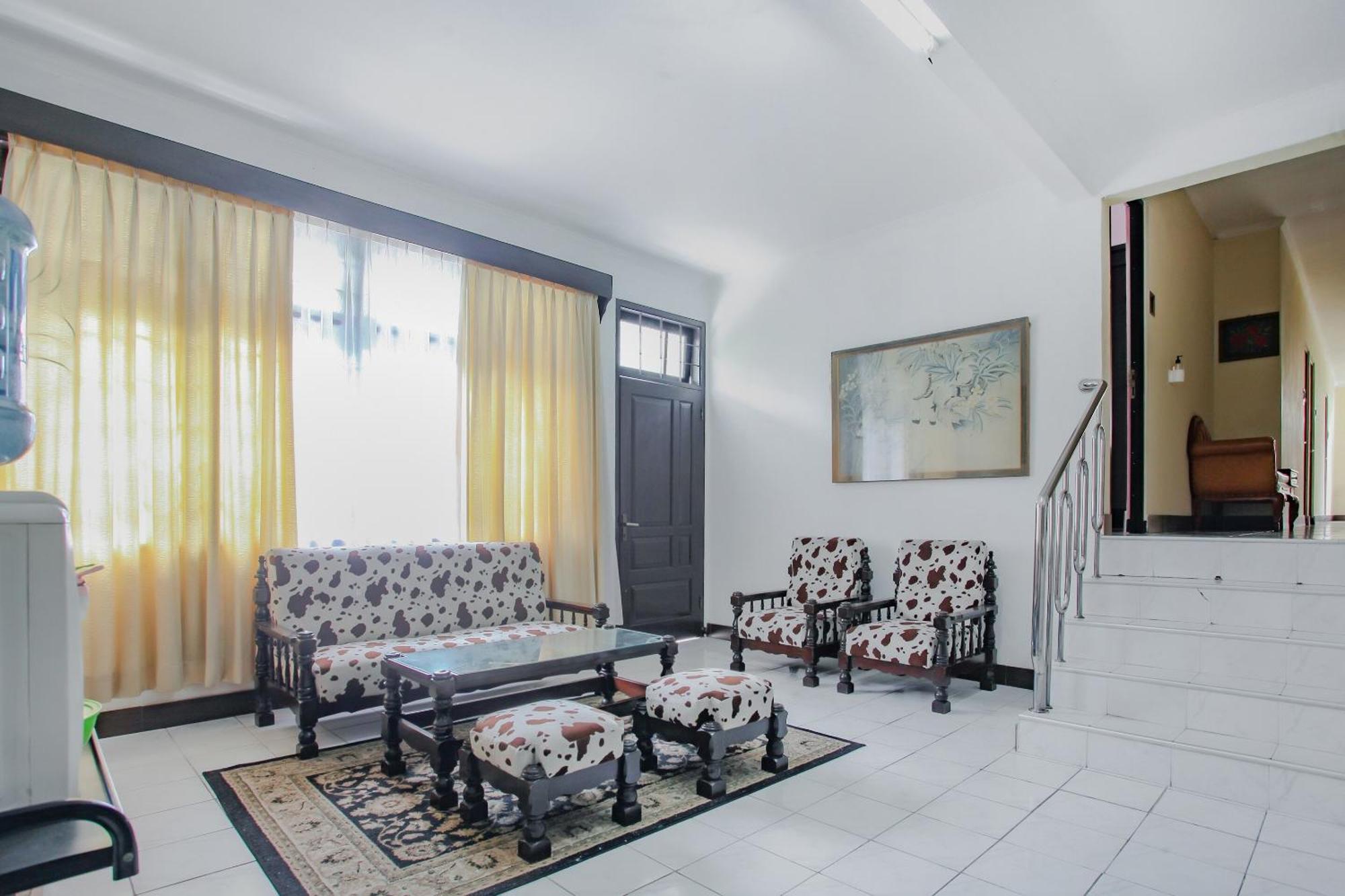 Oyo Life 90091 Wisma Pakuan Syariah Bogor Esterno foto